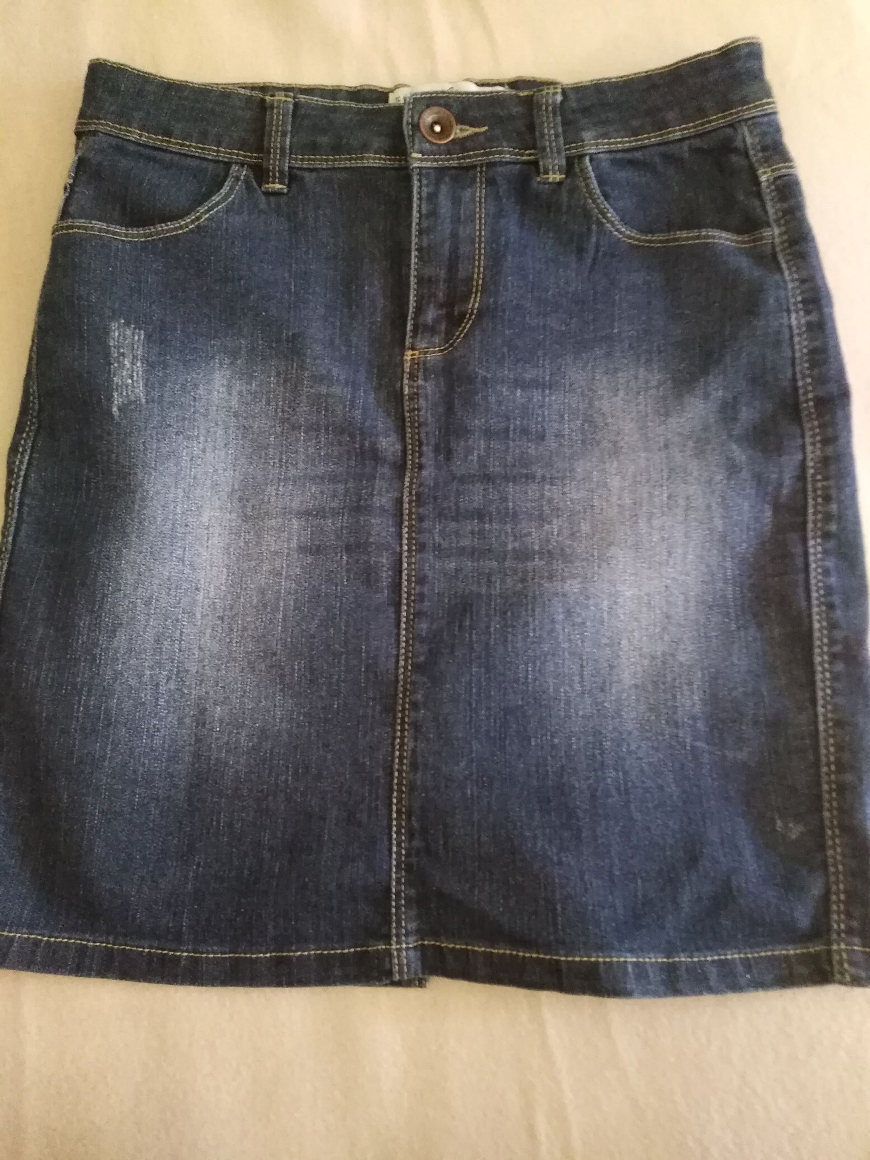 Do zrobienia projektu wykorzystałam starą spódnicę jeansową